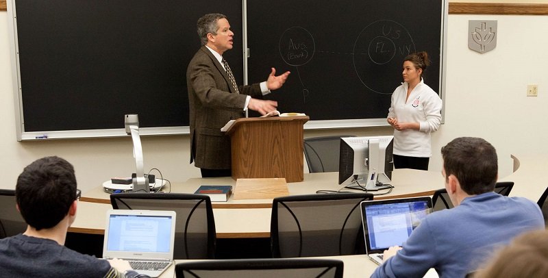 Professor Alberto R. Coll teaching class.