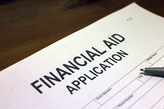 2015916135740iStock_000038041654_FinancialAidApp_small