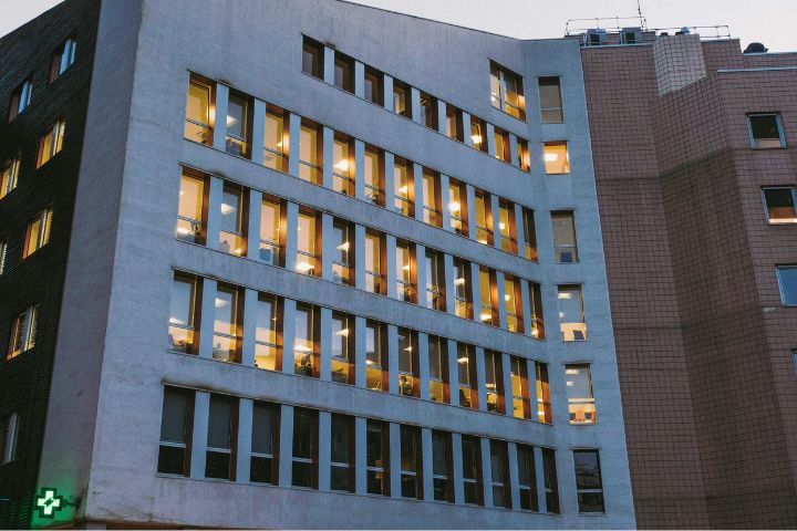 Photo of hospital building.