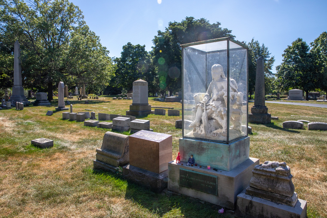 Graceland_cemetery_hidden_histories_L2_Undergraduate_Majors_11262025.jpg