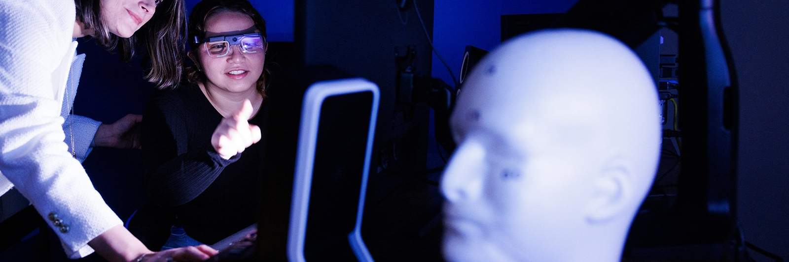 Student uses eye tracking with VR goggles